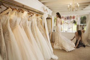 Die Kosten eines tollen Brautkleids können mehrere Tausend Euro betragen.