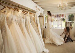 Die Kosten eines tollen Brautkleids können mehrere Tausend Euro betragen.