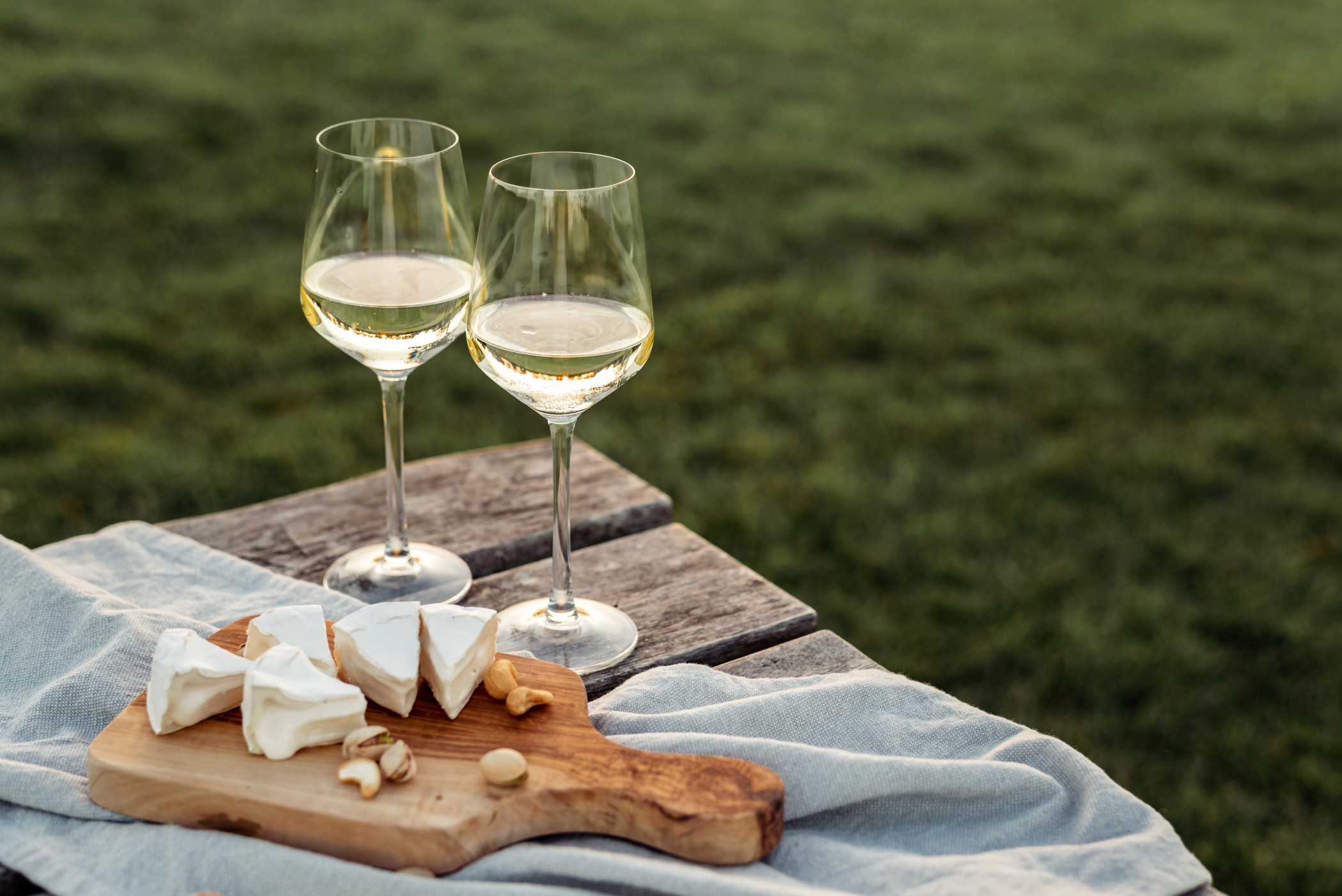 Käse, Nüsse und Cracker gehören zu einer guten Weinprobe. Foto: zolotko via Twenty20