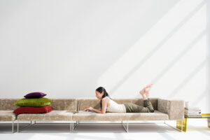 Ein Sofa mit viel Platz und viel Gemütlichkeit. Foto: nualaimages via Envato