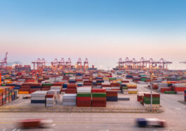 Container im Containerhafen. Welche davon wohl für den Umzug ins Ausland gedacht sind Foto chuyu2014 via Envato