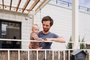 Abhängig vom Material und der Größe kann eine Terrassenüberdachung sehr viel Geld kosten. Foto egrigorovich via Envato