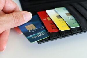 Was kosten Kreditkarten, und welche Leistungen bieten sie? Foto: MargJohnsonVA via Envato