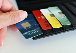 Was kosten Kreditkarten, und welche Leistungen bieten sie? Foto: MargJohnsonVA via Envato