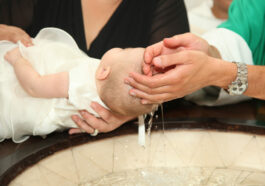 Auch eine Taufe im Familienkreis kostet oft viel Geld. Foto © Antonio Gravante stock adobe