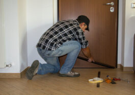 Beim Abdichten einer Haustür sind Sorgfalt und handwerkliches Können gefragt. Foto © gianni stock adobe