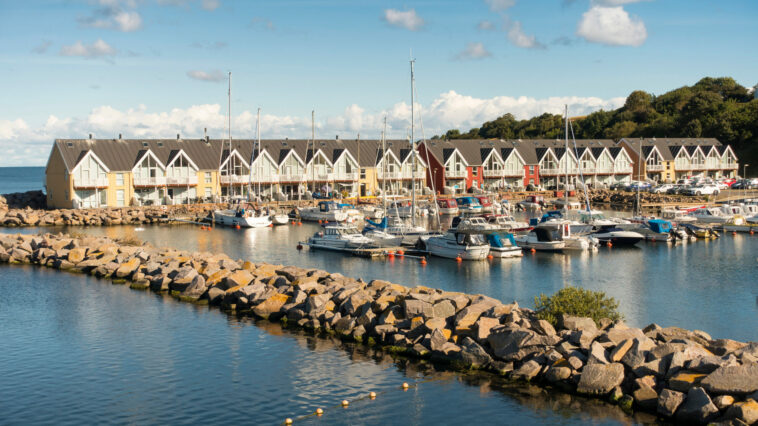 Ein Schiffsausflug nach Dänemark bietet Entspannung und Kultur – hier der Hafen von Hasle auf der dänischen Insel Bornholm. Foto: ©ellfoto /stock adobe