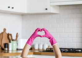 Das Haus reinigen oder die Wohnung putzen kann auch Spaß machen. Foto: © sweetlaniko / stock adobe