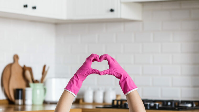 Das Haus reinigen oder die Wohnung putzen kann auch Spaß machen. Foto: © sweetlaniko / stock adobe